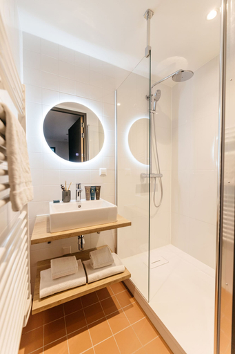 Bathroom 5, YAYS The Hague Willemspark by Numa, The Hague