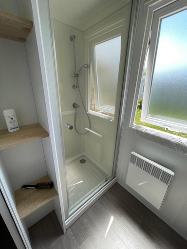 Bathroom 4, Mobil-Home 4 etoiles avec piscine proche de Blois, Loir-et-Cher