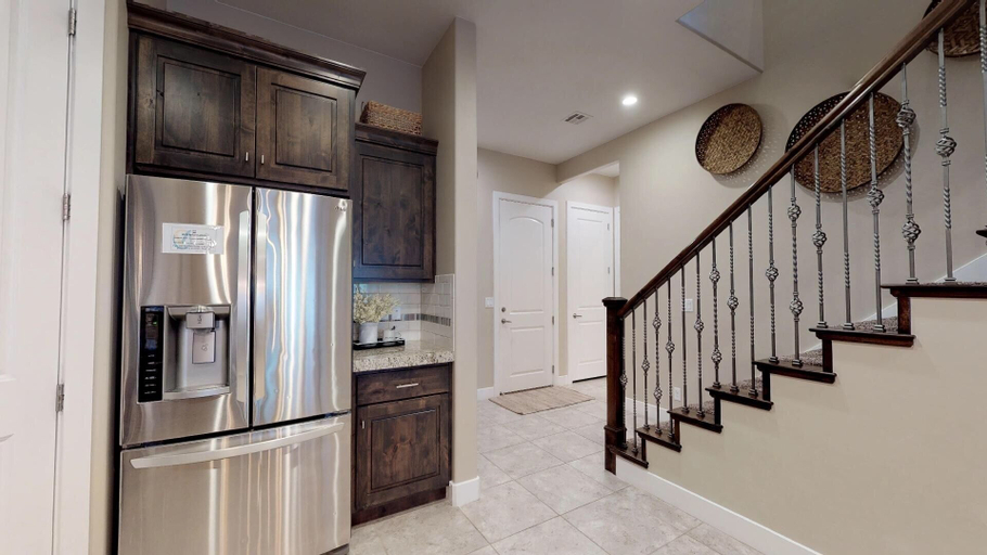 Private kitchen 4, Desert Paradise Getaway 3 Bedroom Apts by RedAwning, Washington
