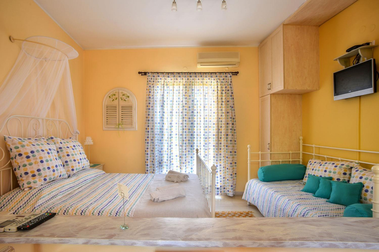 Bedroom 2, Yiannas Studio, Ionian Islands
