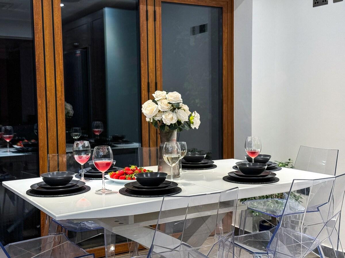 Others 4, Luxurious House with Spa Bath & Private Garden, London