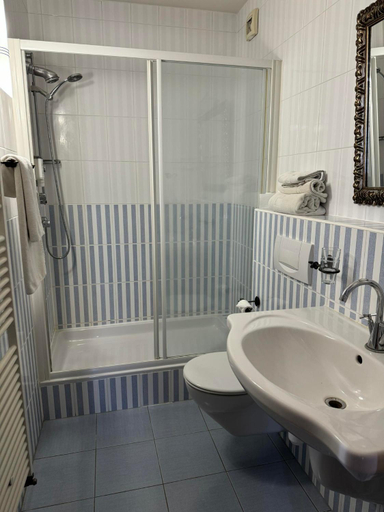 Bathroom 3, Hotel Palacyk Konin, Konin City