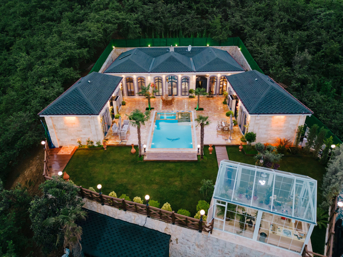 Indoor/outdoor pool