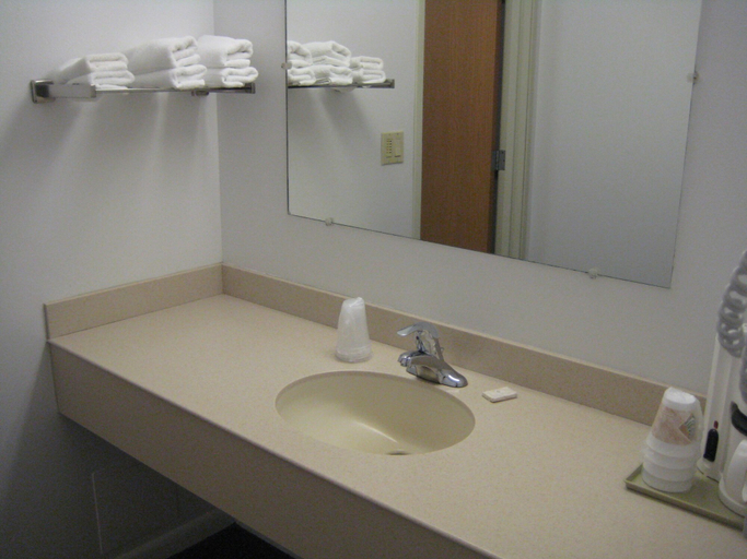 Bathroom 3, Trade Winds Motel, Cherry