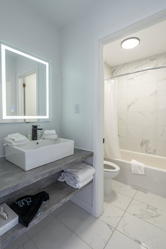 Bathroom 4, Le 2020, Charlevoix-Est