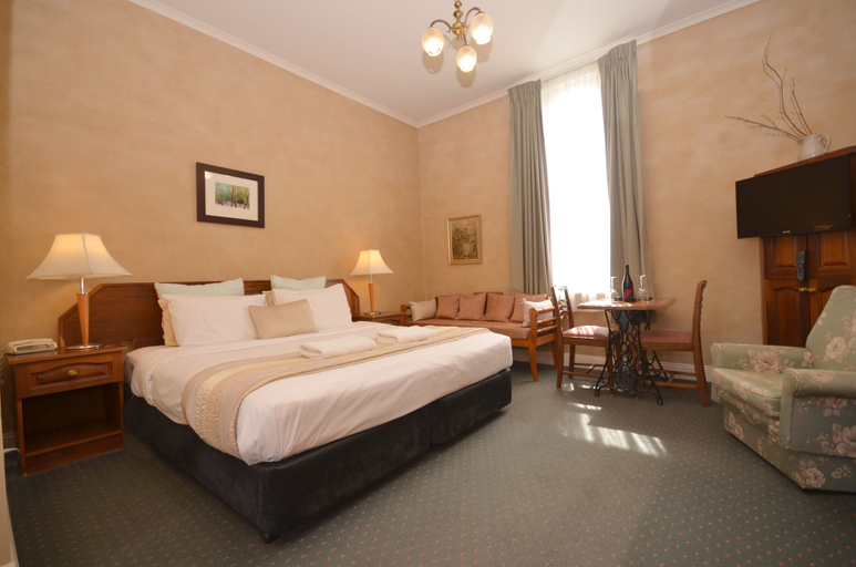Bedroom 2, Central Springs Inn, Hepburn - East