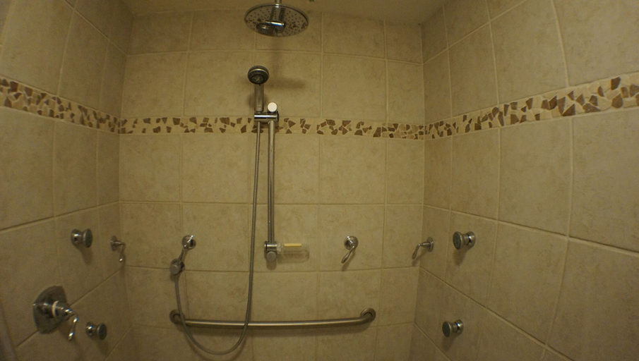 Bathroom 4, Riverbank Lodge, Menard