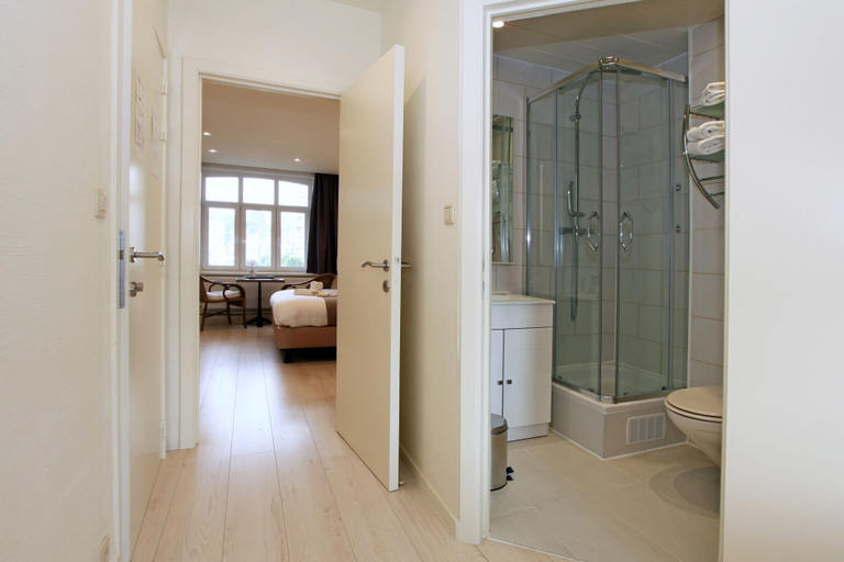 Bathroom 3, Hotel Cecil, West-Vlaanderen