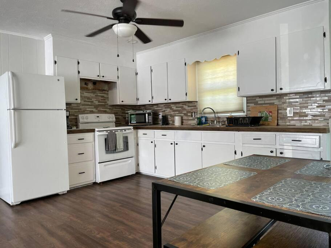 Others 4, 1 king/2queen bd home next to big park, Davidson