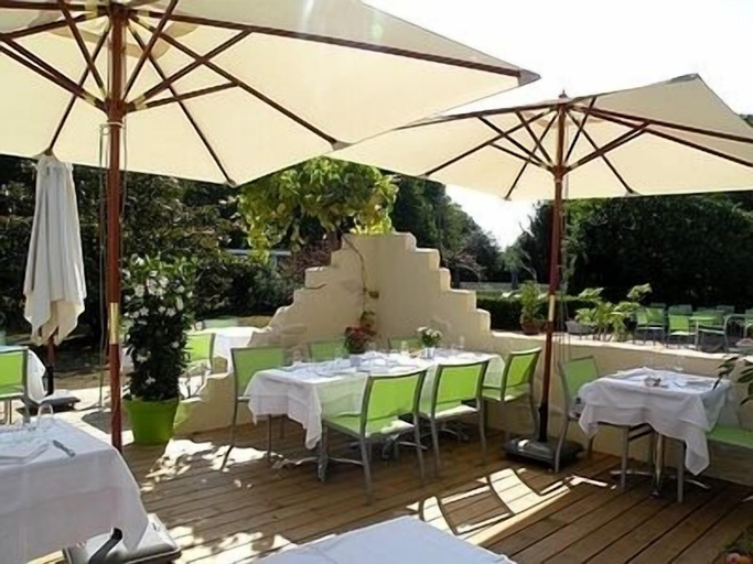 Outdoor dining 4, Hôtel Le Pont Bernet, Gironde