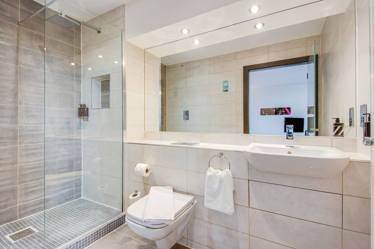 Bathroom 5, Roomzzz Chester City, Cheshire West and Chester