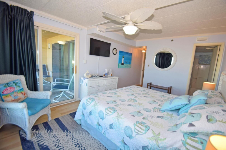 Room 5, Marigot Beach 303 2 Bedroom Condo by RedAwning, Worcester
