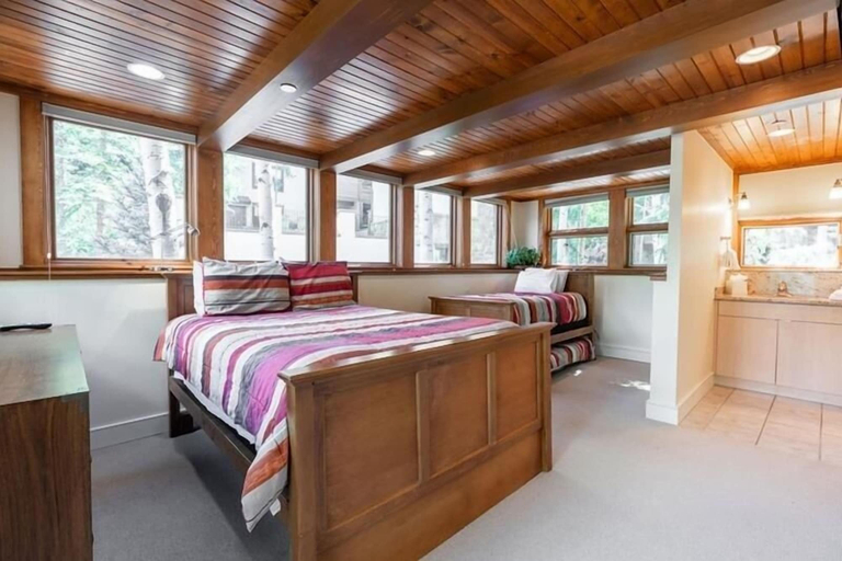 Room 5, Ski In Ski Out condo with Access to Vail Mountain by RedAwning, Eagle