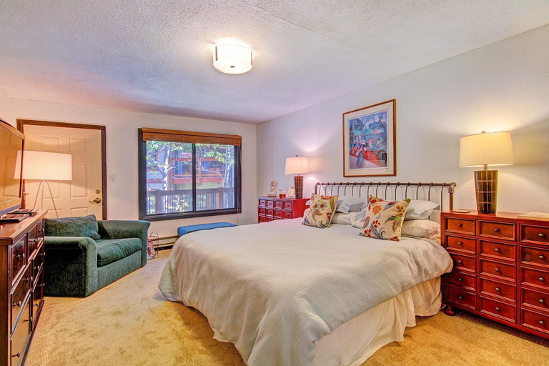 Room 4, Tannenbaum By The River 2 Bedroom Condo by RedAwning, Summit