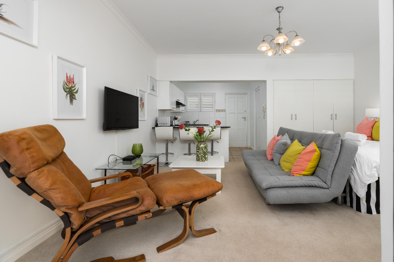 Others 3, Stylish Sea Point Studio in Secure Complex + Patio, City of Cape Town