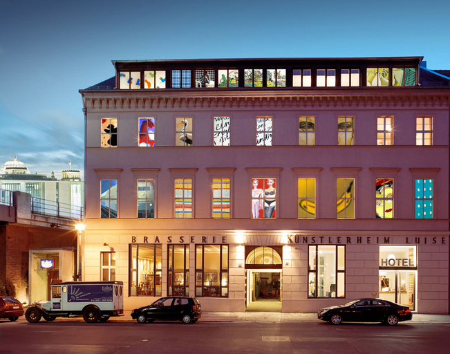 Exterior & Views