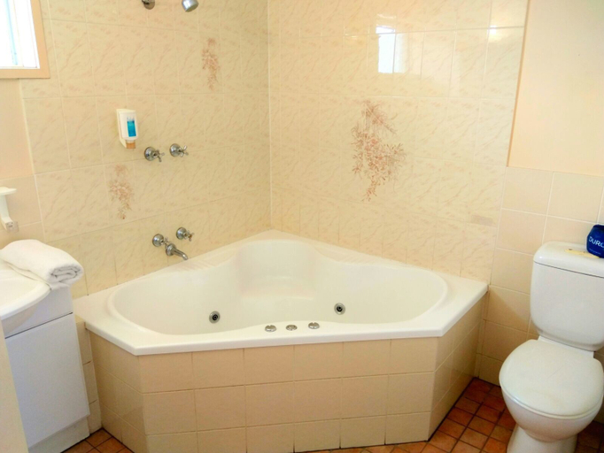 Bathroom 3, Australia Park Motel, Albury