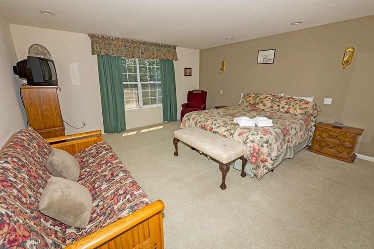 Room 4, 2184 Marshall Trail 5 Bedroom Home by RedAwning, El Dorado