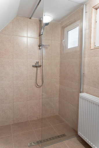 Bathroom 3, La Fanar Guesthouse, Curtea De Arges