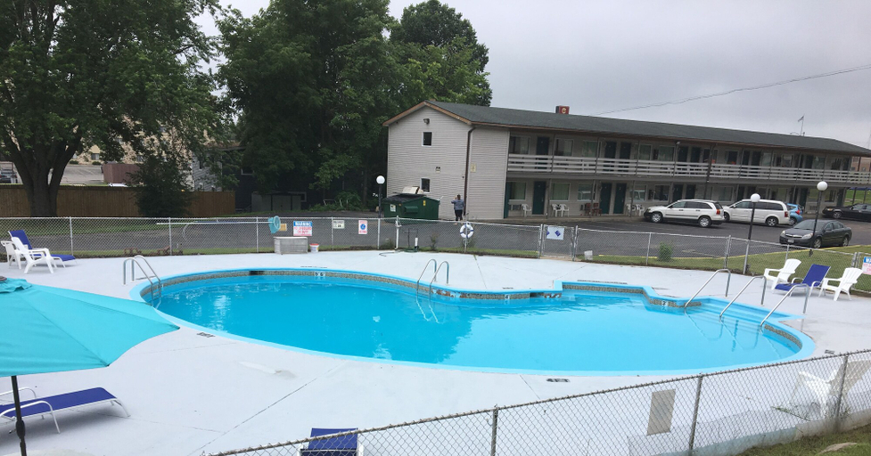 Outdoor pool 5, Campus Inn Motel, Sauk