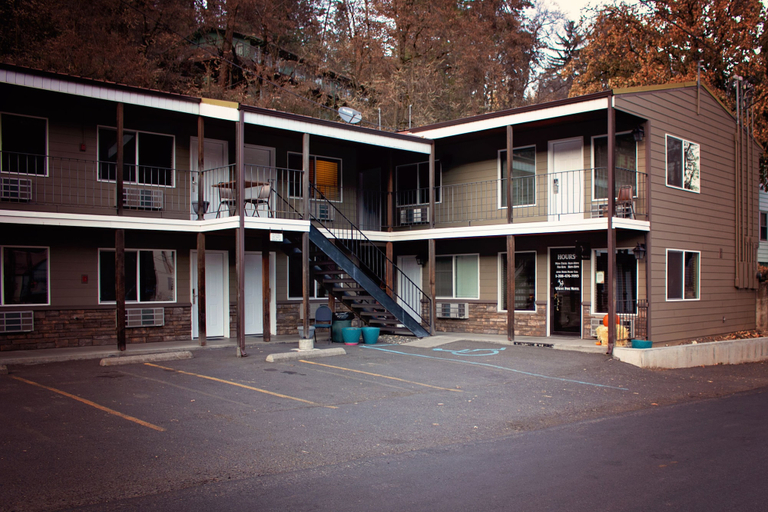 Front of property, White Pine Motel, Clearwater