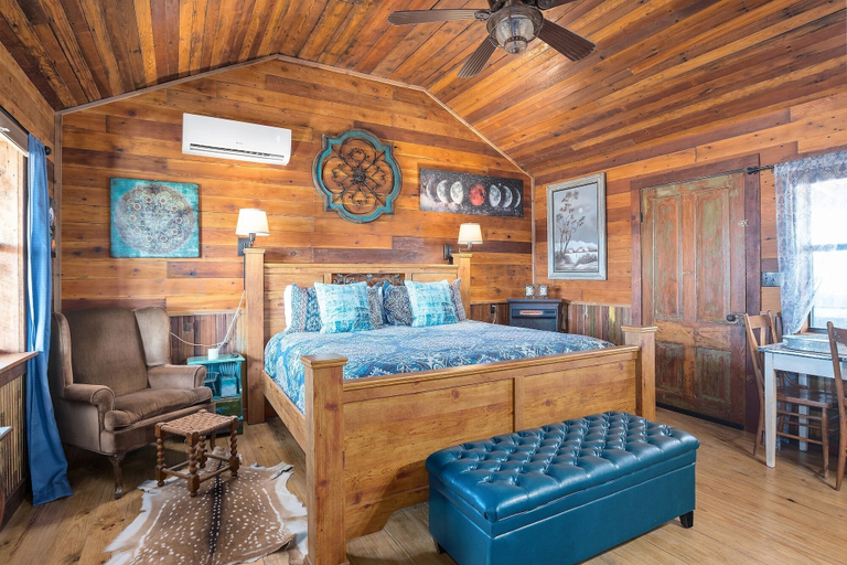 Room 4, Hollmig Moon View 1 Bedroom Cabin by RedAwning, Gillespie