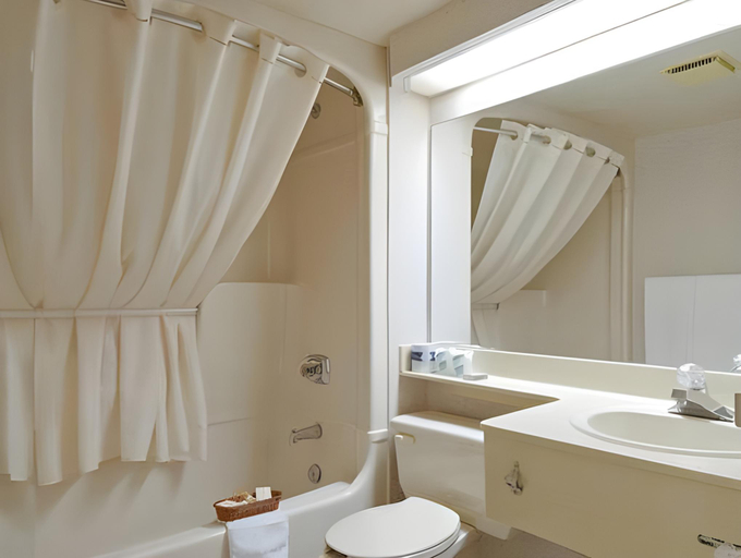 Bathroom 5, Comfort Inn Baie-Comeau, Manicouagan