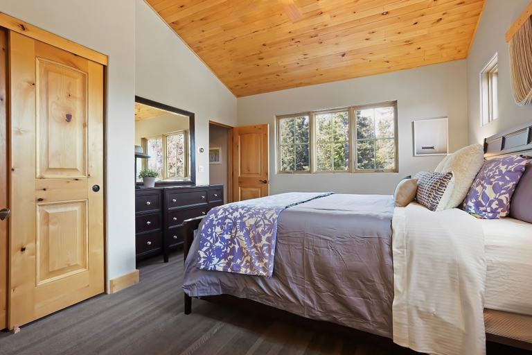 Room 4, Modern Condo - EV Charger - SM 301 by Bear Valley Vacation Rentals, Alpine