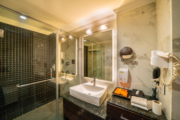 Bathroom 5, Hotel Saffron Leaf, Dehradun