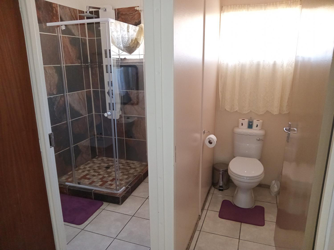 Bathroom 3, SunRose Group of Guesthouses, Xhariep