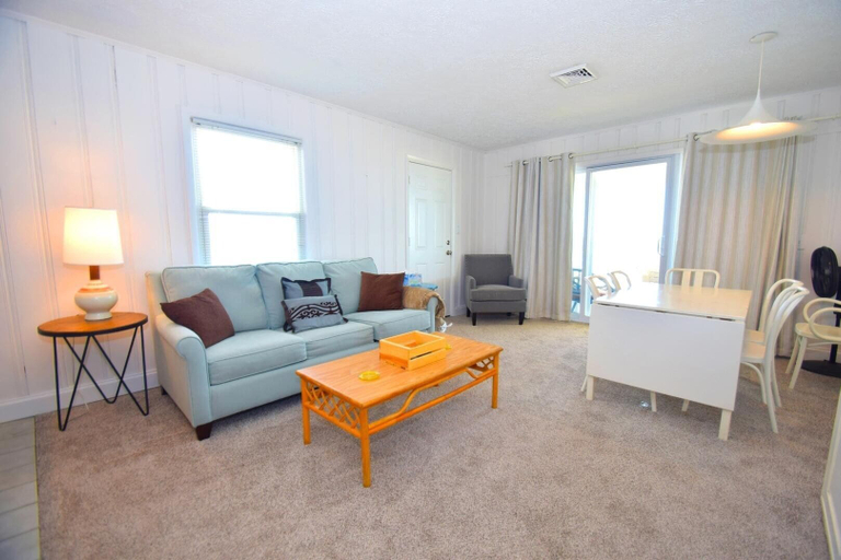 Living area, Alameda 6 1 Bedroom Condo by RedAwning, Worcester