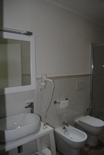Bathroom 5, Hotel Helios, Crotone