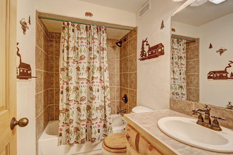 Bathroom 2, Barton  4 Bedroom Home by RedAwning, Summit