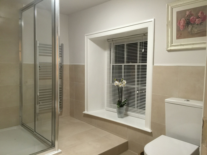 Bathroom 3, The Moon Inn at Stoney Middleton, Derbyshire