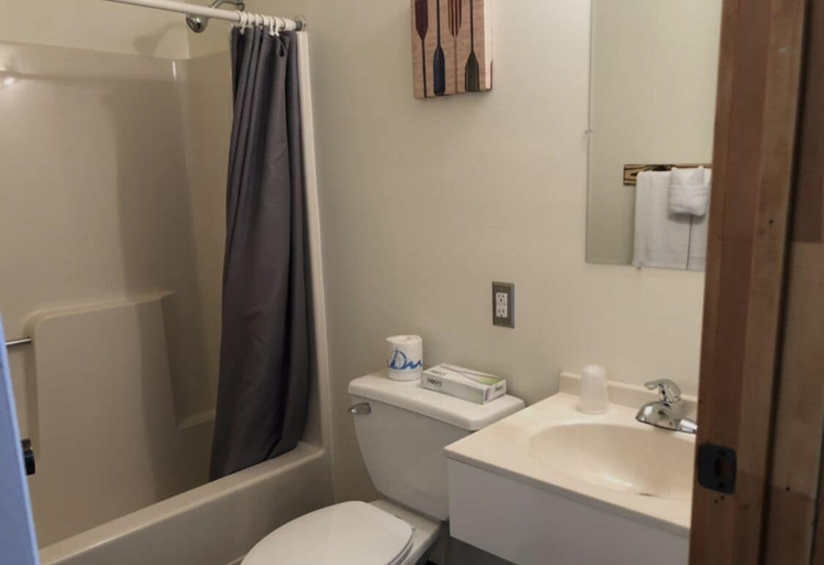 Bathroom 3, Luzerne Court Motel, Warren