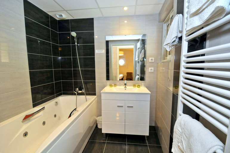 Bathroom 5, Hôtel Le Central, Hautes-Pyrénées