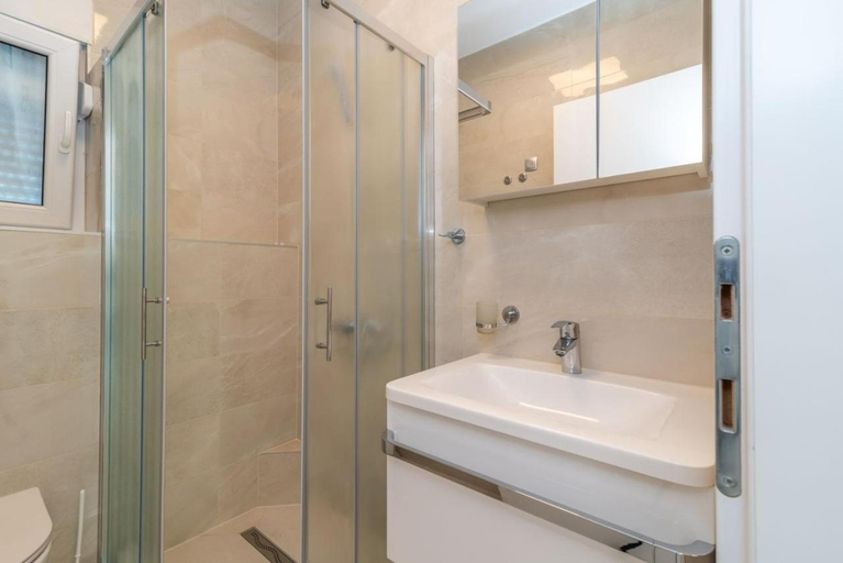 Bathroom 2, Villa Antonia, Rogoznica