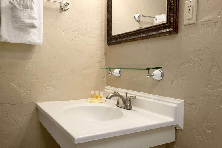 Bathroom 4, Montrose Valley Lodge, Montrose
