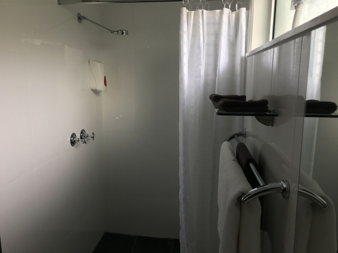Bathroom 3, Budget on the Lake, S. Grampians - Hamilton