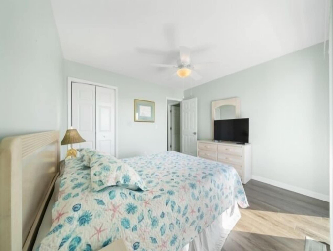 Room 2, Ocean Vibes 4 Bedroom Home by RedAwning, New Hanover