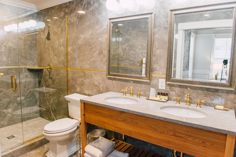 Bathroom 4, Gibson Inn, Franklin