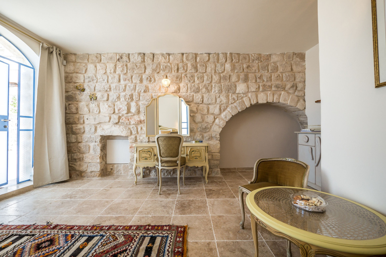 Room 4, The Way Inn