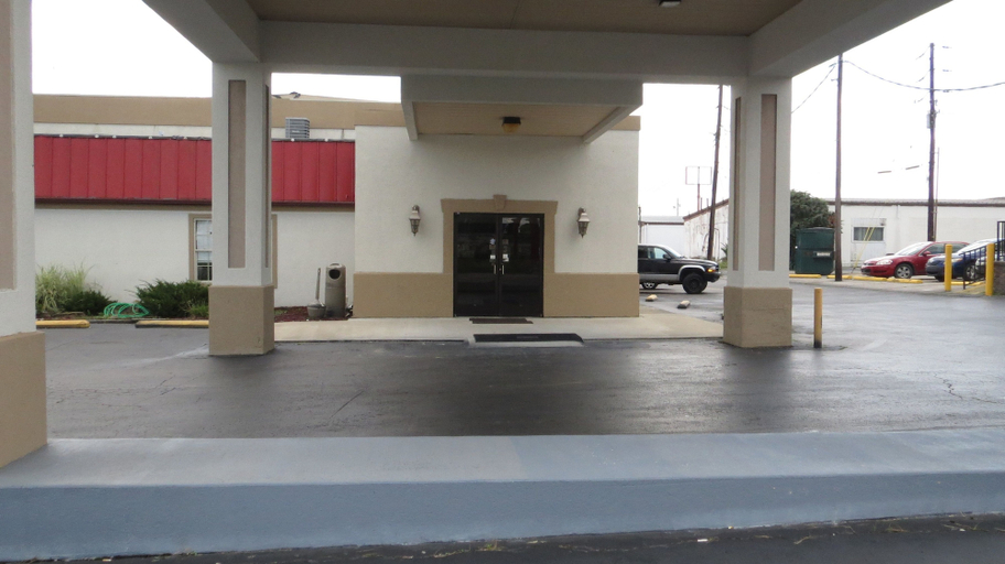 Front of property, Travelodge by Wyndham Richmond Kentucky, Madison
