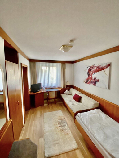 Bedroom 2, Hotel Krone Neuenburg, Breisgau-Hochschwarzwald