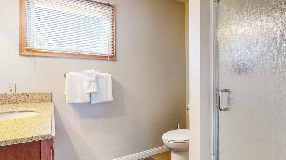 Bathroom 4, Lakeview Villas #28 3 Bedroom Condo by RedAwning, Mono