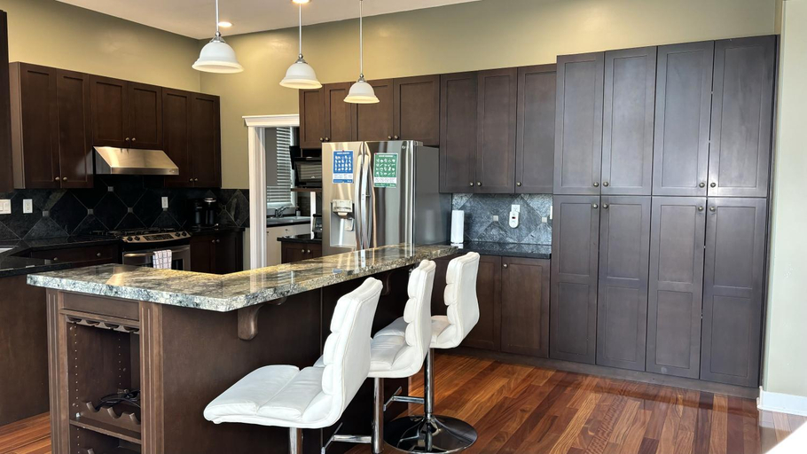 Kitchen 2, Metropolitan Dream Stay with Cozy Fireplace and Hot Tub, Greater Vancouver