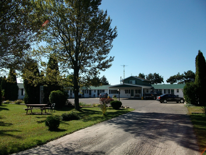 Exterior & Views 2, Silver Motel, Chatham-Kent
