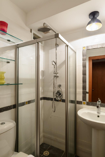Bathroom 2, Neta's Central Gem in Tel Aviv