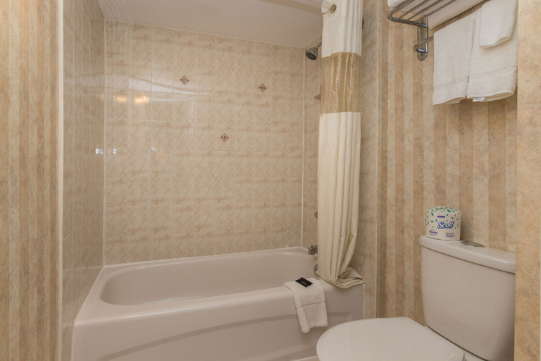 Bathroom 4, Chinook Value Inn, Division No. 6