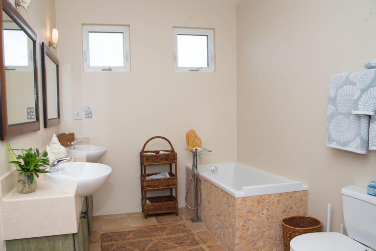 Bathroom 2, Marks Reef